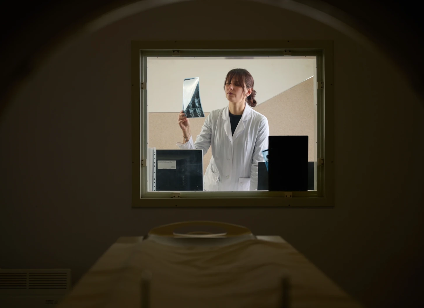 doctor looking at image with mri 